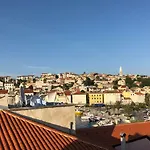 Buga In Center Of マリ・ロシニュ